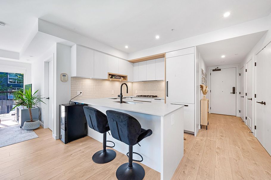 221 2520 Guelph Street Vancouver, BC - 1