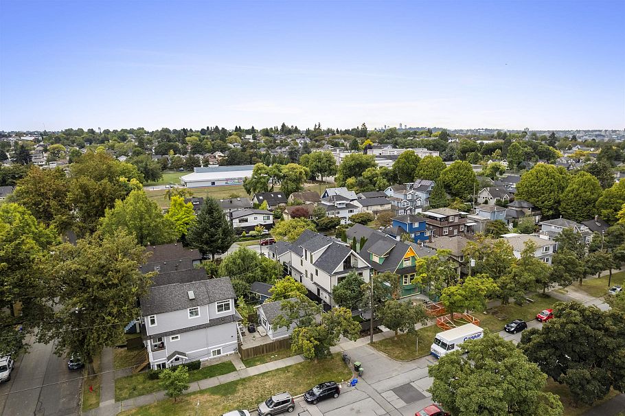 1 2256 Pender Street Vancouver, BC - 35