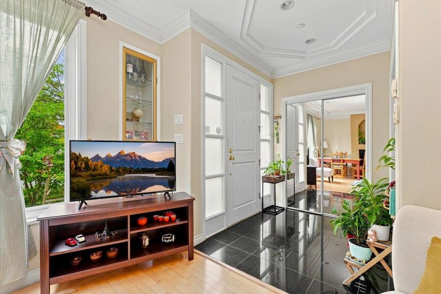 2579 W 45th Avenue Vancouver, BC - 2