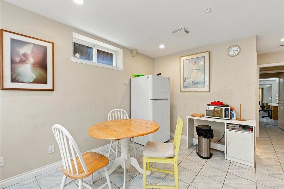 2579 W 45th Avenue Vancouver, BC - 30
