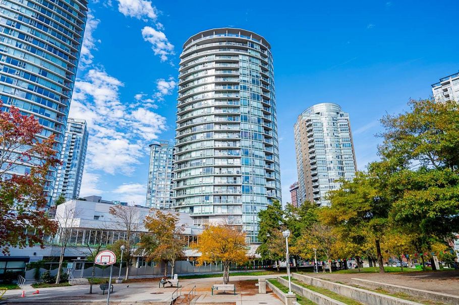 806 58 Keefer Place Vancouver, BC - 2