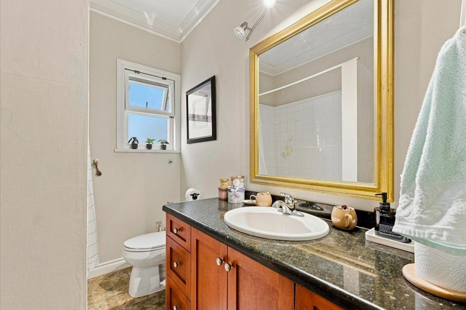2579 W 45th Avenue Vancouver, BC - 16