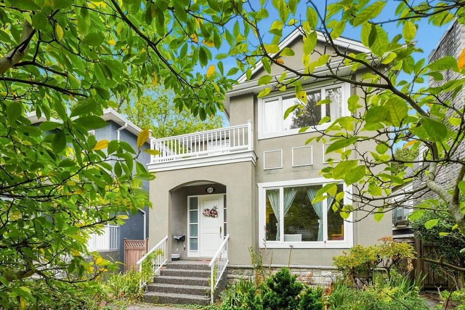 2579 W 45th Avenue Vancouver, BC - 1