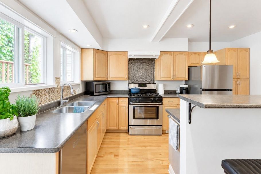 272 E Osborne Road North Vancouver, BC - 15