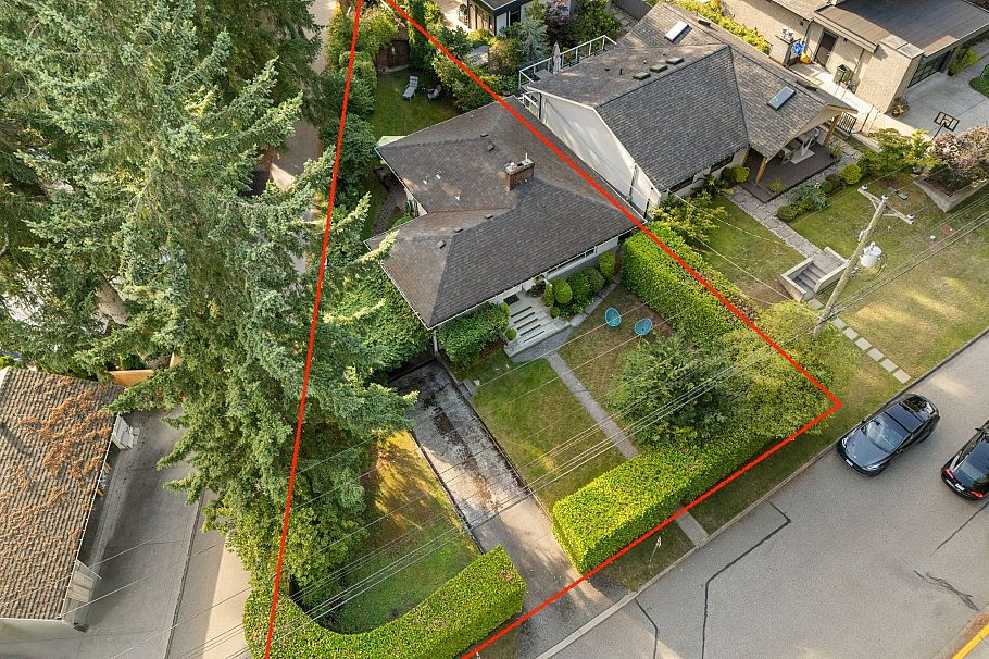 2011 Bridgman Avenue North Vancouver, BC - 2