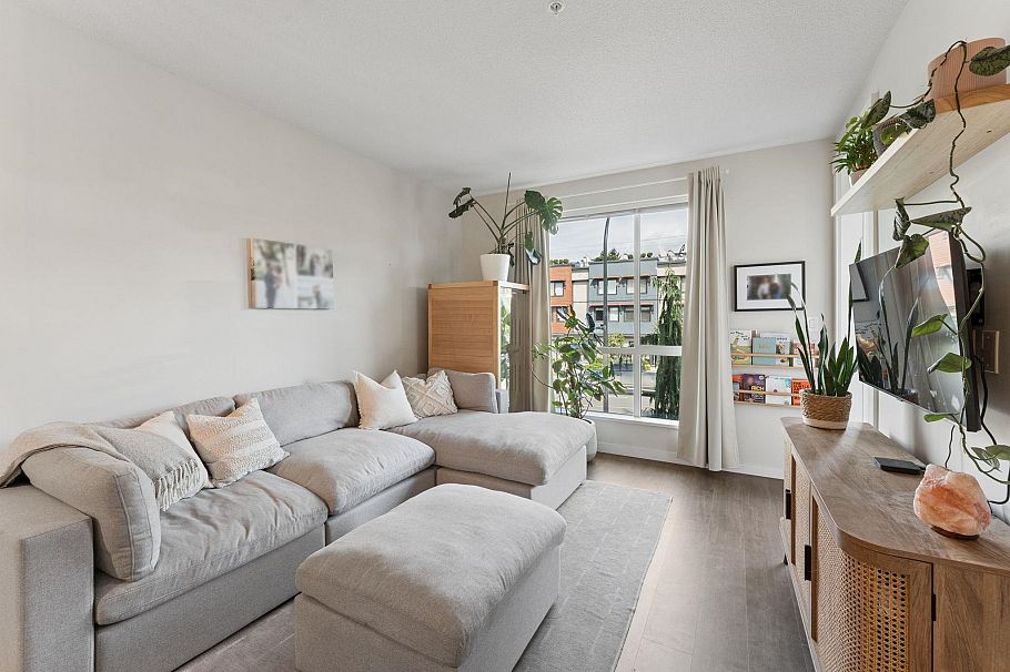 210 625 E 3rd Street North Vancouver, BC - 1