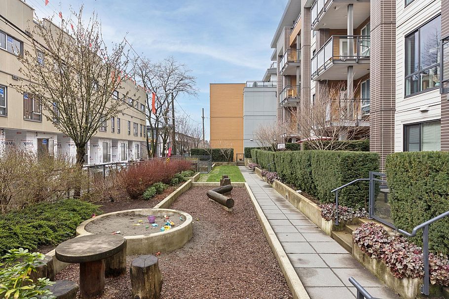 210 625 E 3rd Street North Vancouver, BC - 19