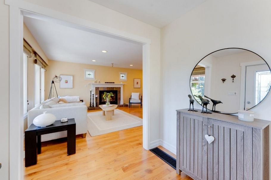 272 E Osborne Road North Vancouver, BC - 3