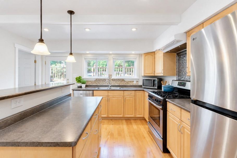 272 E Osborne Road North Vancouver, BC - 16