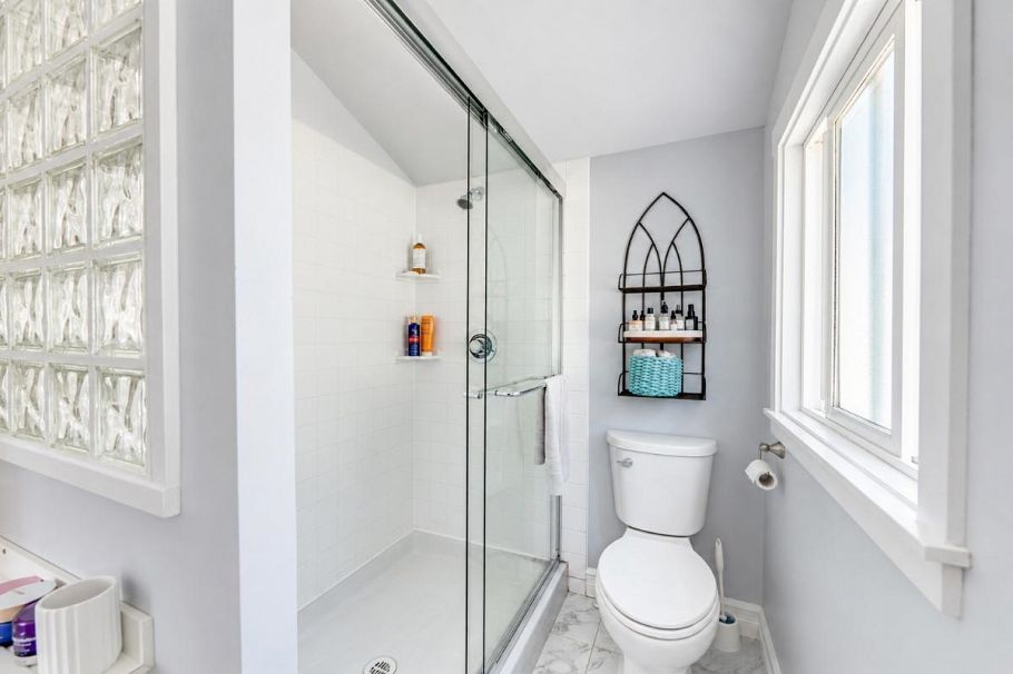 272 E Osborne Road North Vancouver, BC - 28