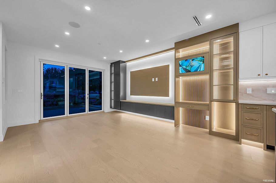 1 5150 Spencer Street Vancouver, BC - 5
