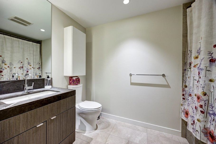 908 125 E 14th Street North Vancouver, BC - 9