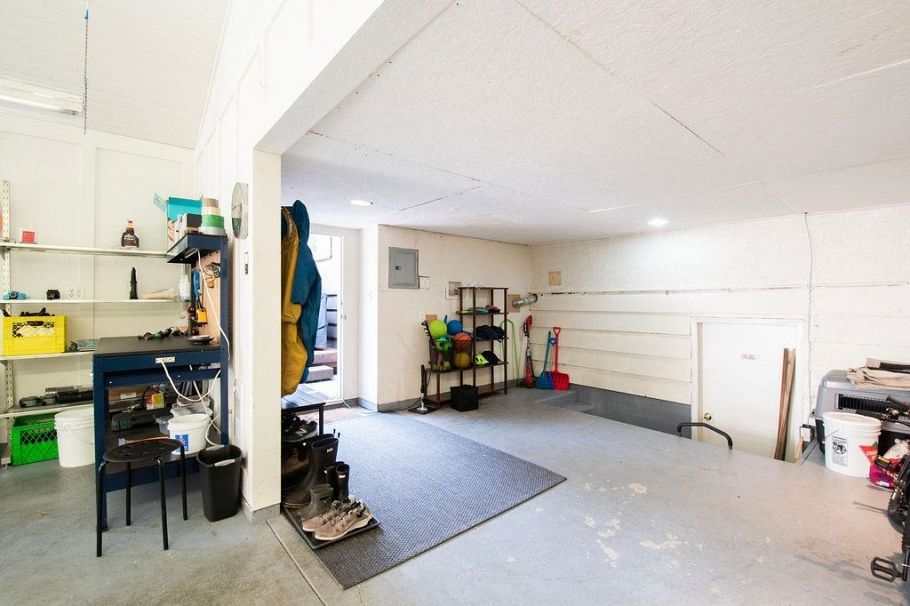 1218 W 22nd Street North Vancouver, BC - 28
