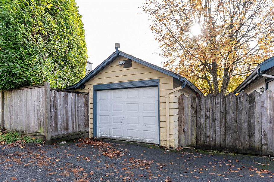 114 W Kings Road North Vancouver, BC - 40