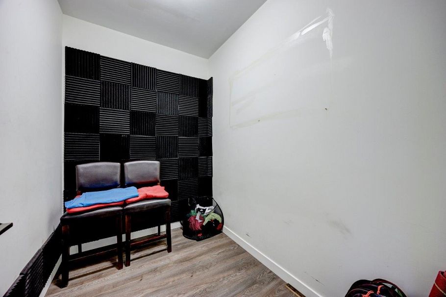 908 125 E 14th Street North Vancouver, BC - 10