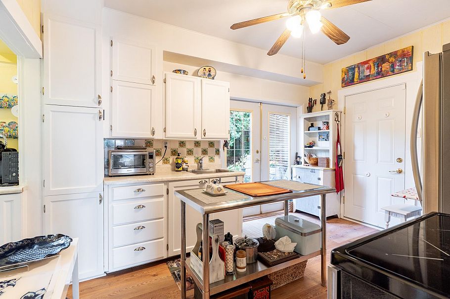 114 W Kings Road North Vancouver, BC - 24