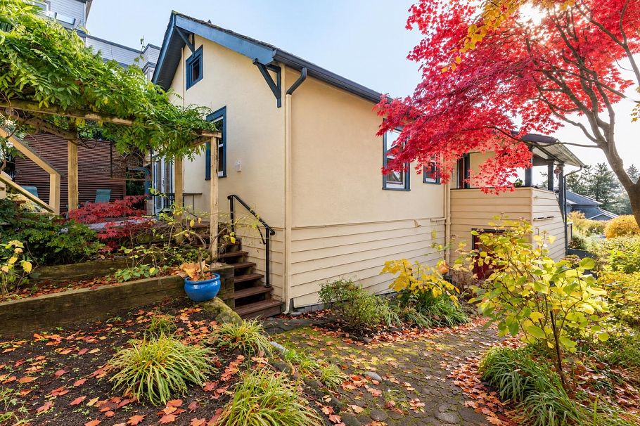 114 W Kings Road North Vancouver, BC - 38