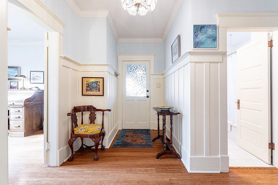 114 W Kings Road North Vancouver, BC - 9
