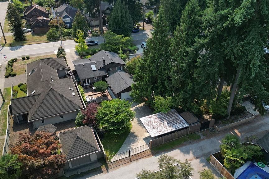 1218 W 22nd Street North Vancouver, BC - 32