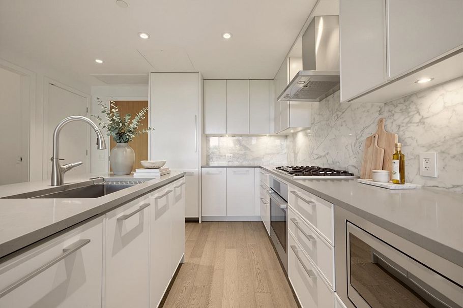 218 3220 Connaught Crescent North Vancouver, BC - 3
