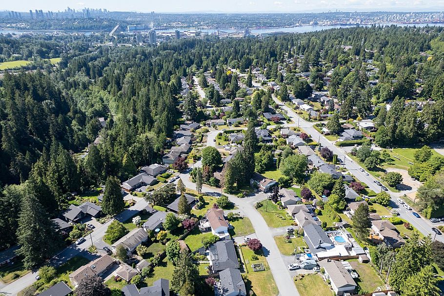 2495 Lauralynn Drive North Vancouver, BC - 4