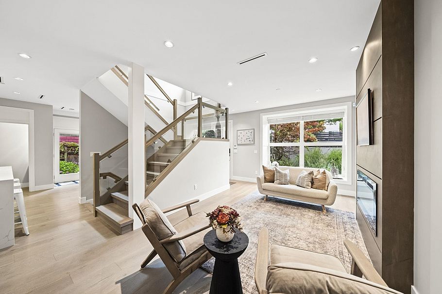 2 233 W 5th Street North Vancouver, BC - 2