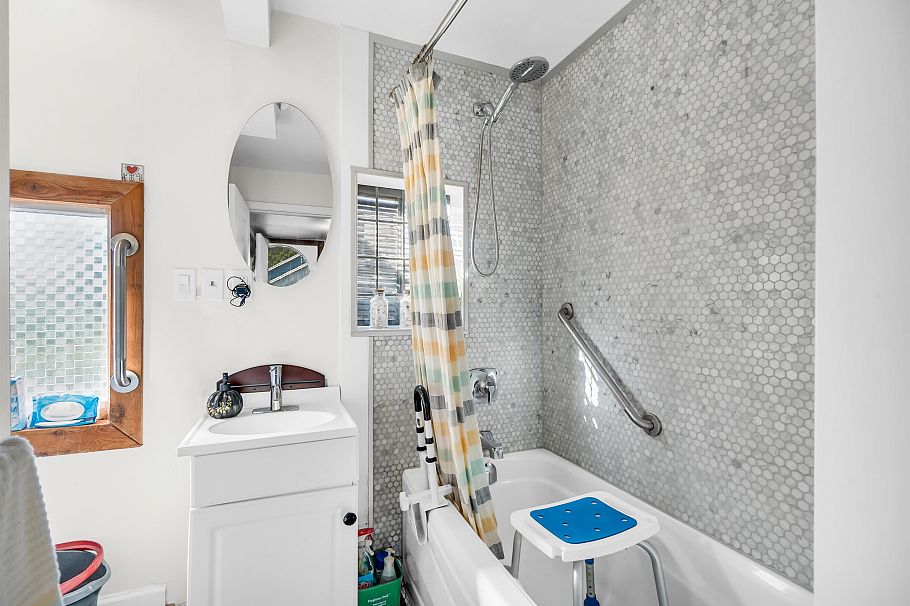319 E 27th Street North Vancouver, BC - 17