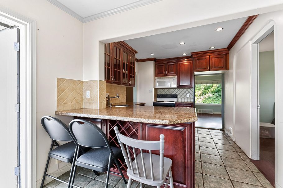 341 W 24th Street North Vancouver, BC - 9