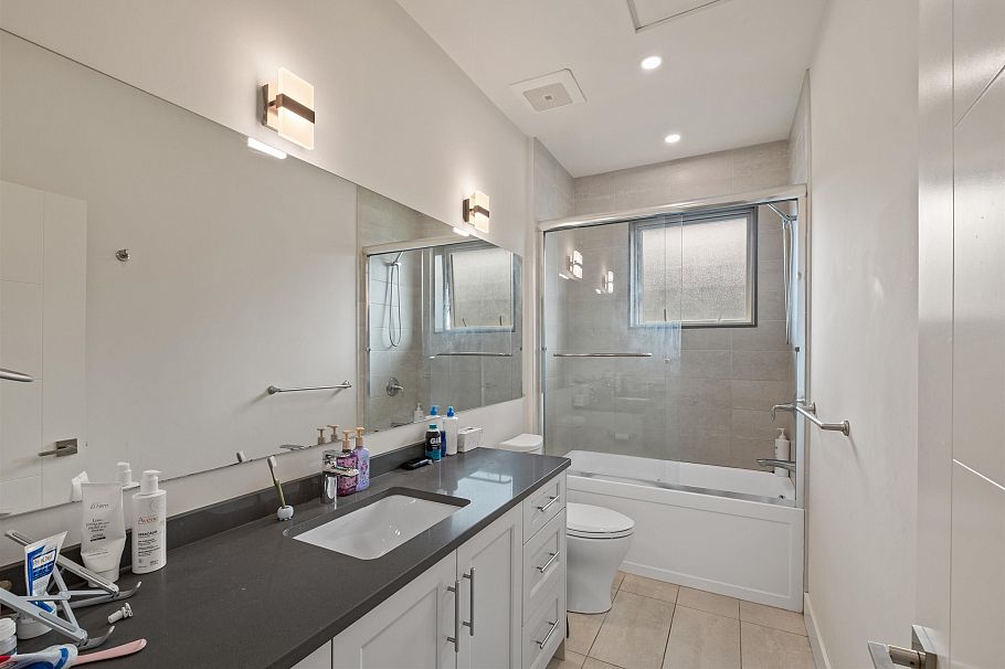 5 115 W Queens Road North Vancouver, BC - 16