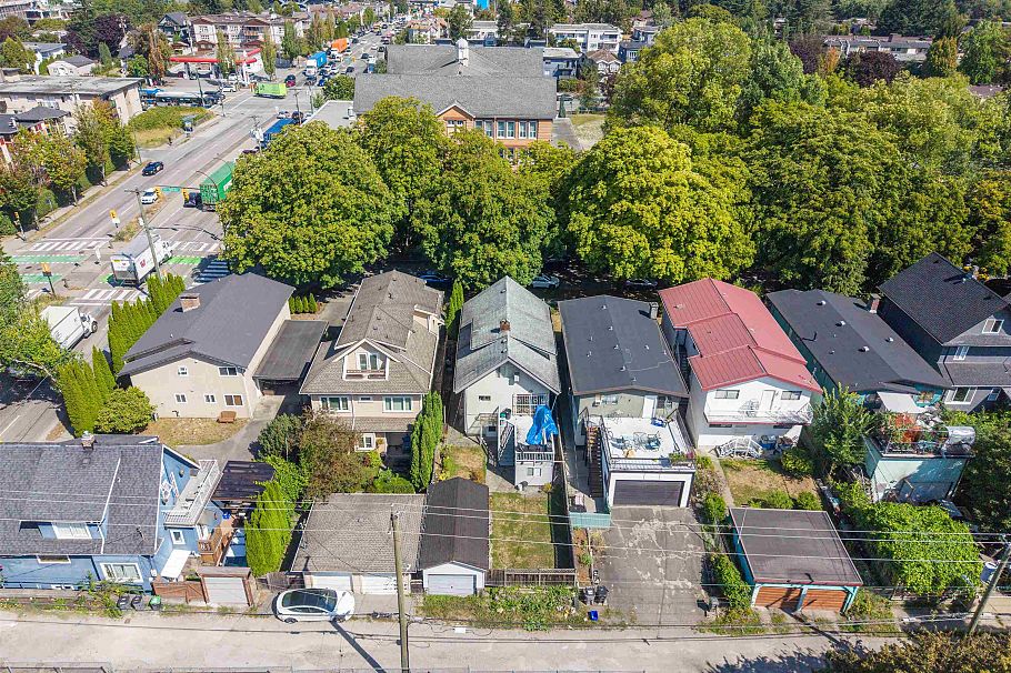 1324 E 10th Avenue Vancouver, BC - 3