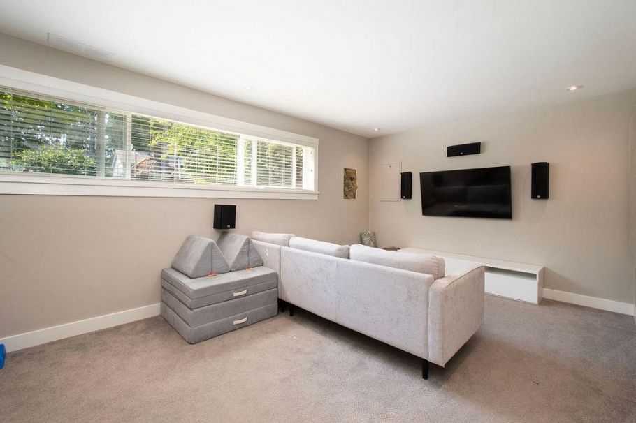 1218 W 22nd Street North Vancouver, BC - 23