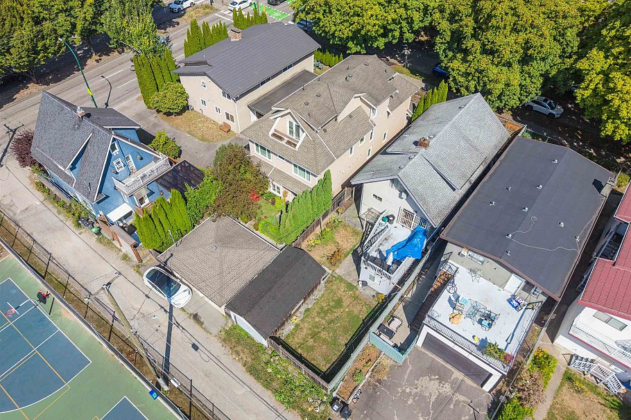 1324 E 10th Avenue Vancouver, BC - 4