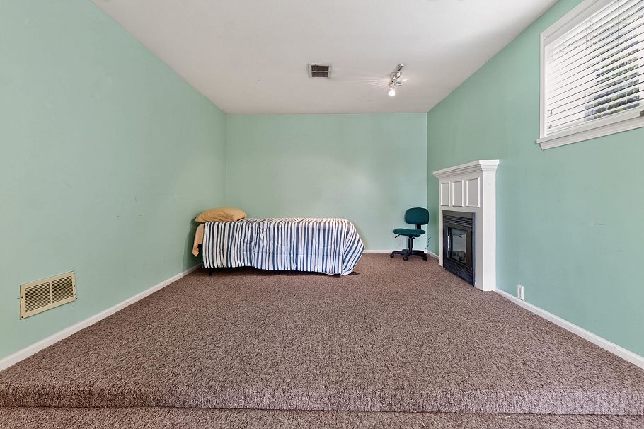 341 W 24th Street North Vancouver, BC - 21