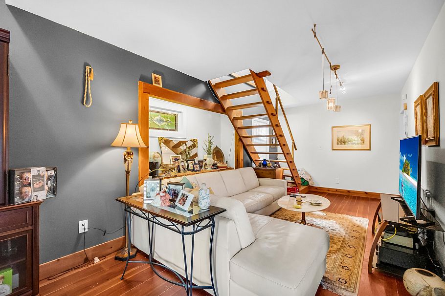 319 E 27th Street North Vancouver, BC - 20