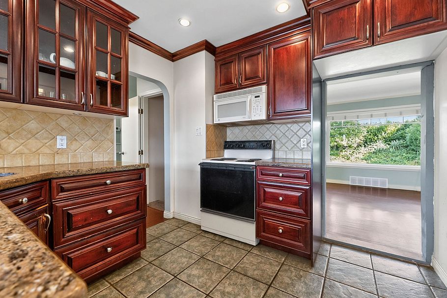 341 W 24th Street North Vancouver, BC - 7