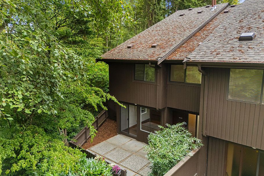1828 Purcell Way North Vancouver, BC - 35