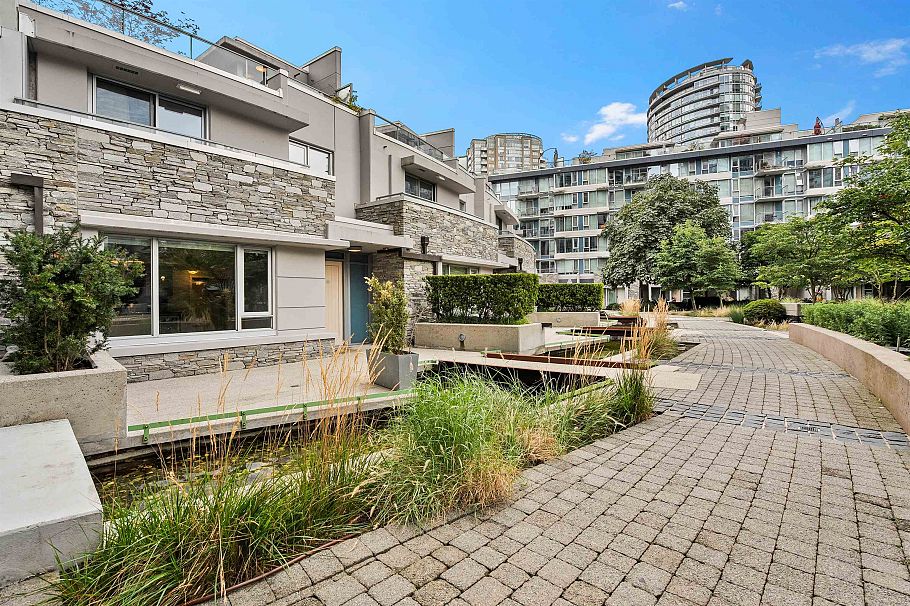 221 188 Keefer Place Vancouver, BC - 2