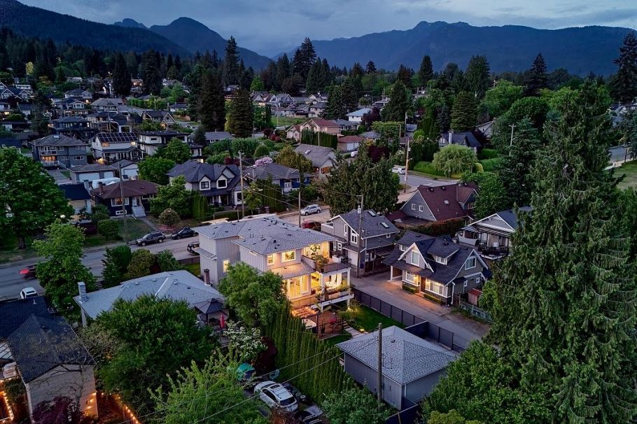 449 E 15th Street North Vancouver, BC - 3