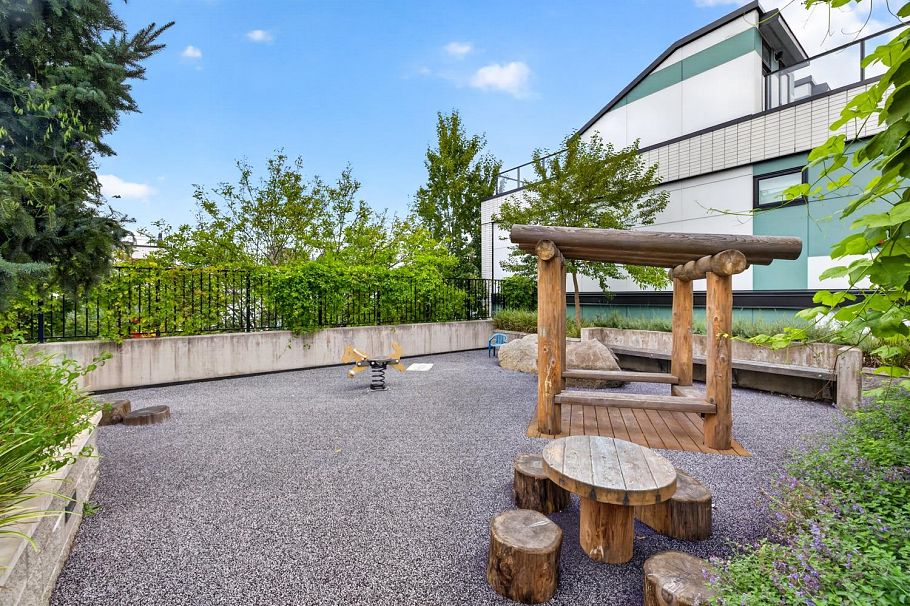 561 W 29th Avenue Vancouver, BC - 40
