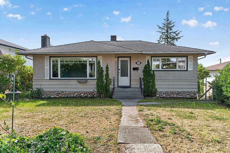 341 W 24th Street North Vancouver, BC - 1