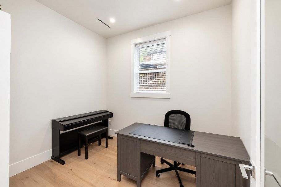 344 E 21 Street North Vancouver, BC - 30