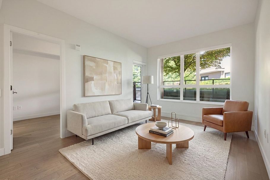 218 3220 Connaught Crescent North Vancouver, BC - 1