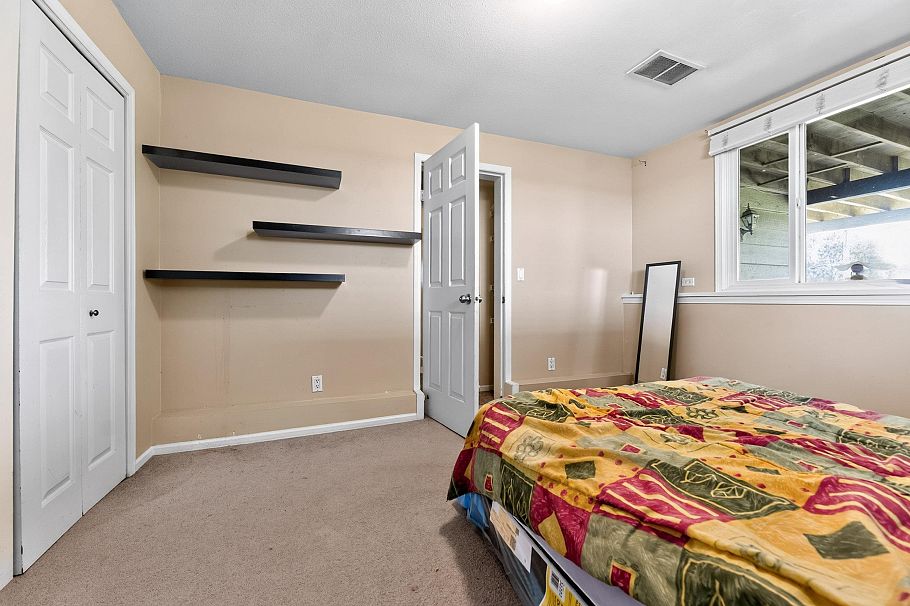 341 W 24th Street North Vancouver, BC - 25