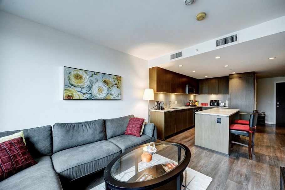 908 125 E 14th Street North Vancouver, BC - 2