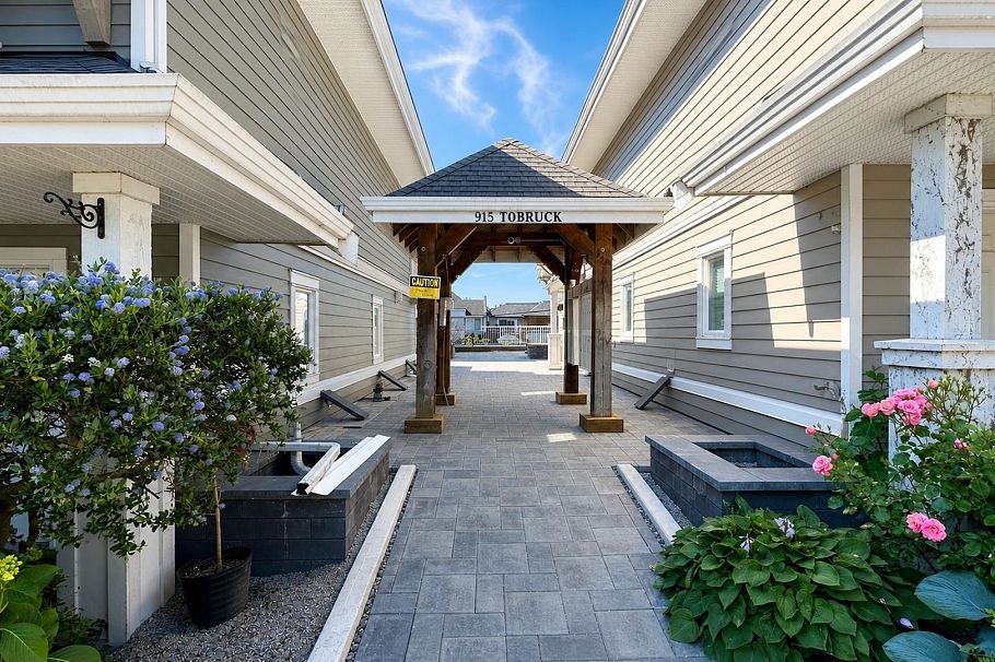 13 915 Tobruck Avenue North Vancouver, BC - 27