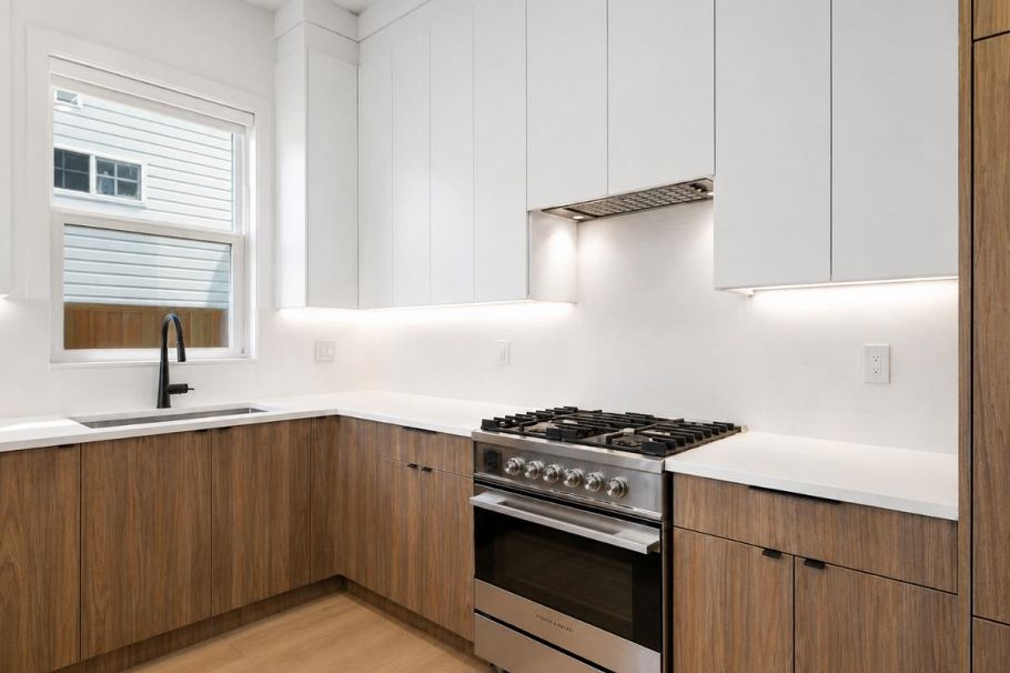 1907 E 40th Avenue Vancouver, BC - 2