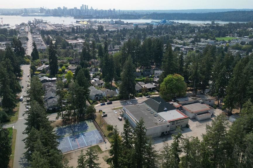 1218 W 22nd Street North Vancouver, BC - 33