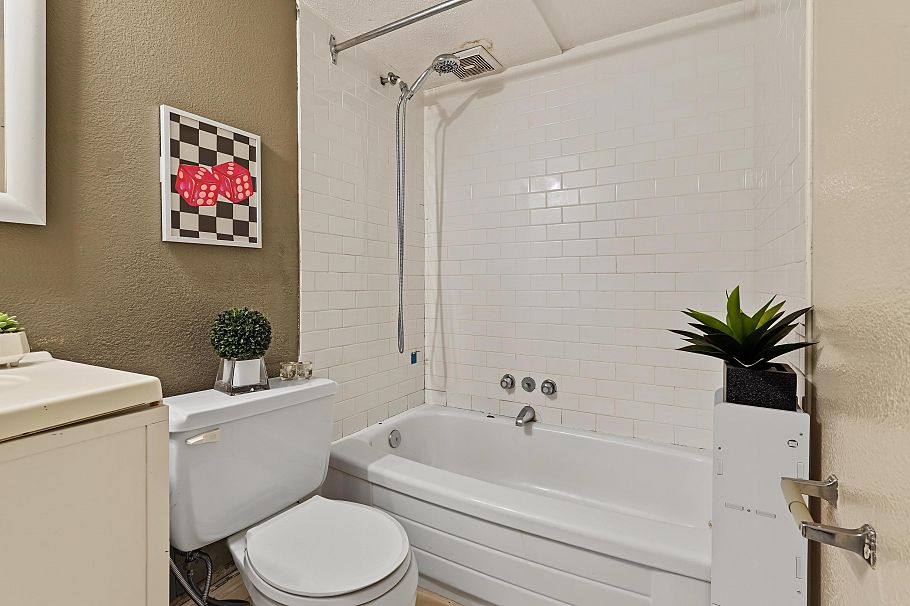 206 950 Drake Street Vancouver, BC - 14