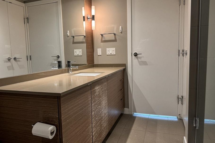 321 135 E 17th Street North Vancouver, BC - 9