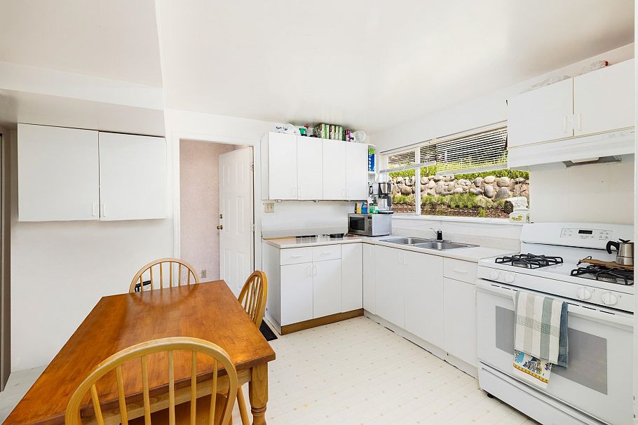 454 Monteray Avenue North Vancouver, BC - 11